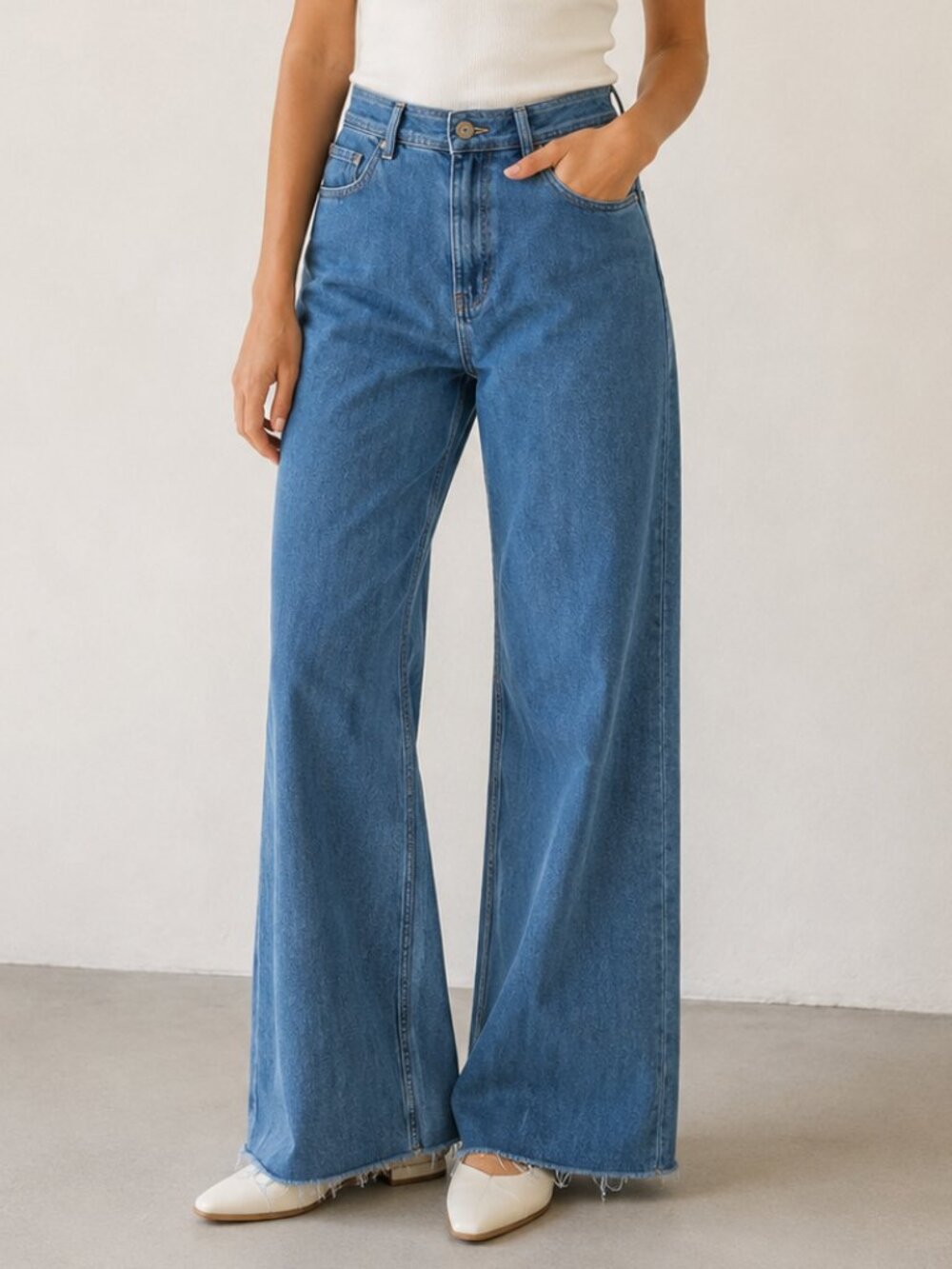Charlie B Women’s Size 10 Wide Leg Jeans Raw Hem Medium Wash Denim Frayed